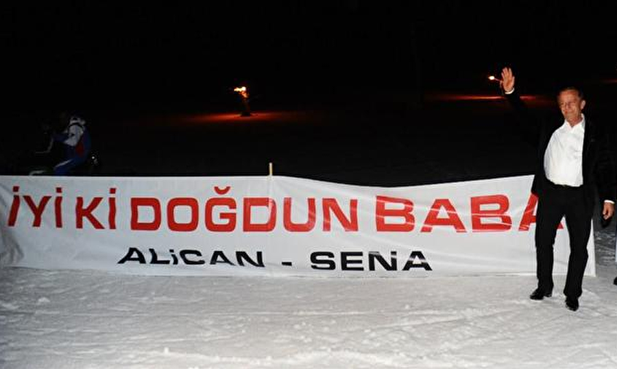 Kınadan önce yapıldı
Geçtiğimiz aylarda Çırağan Sarayı'nda yapılan düğün töreniyle dünya evine giren Ağaoğlu Yönetim Şirketler Grubu Yönetim Grubu Başkanı Ali Ağaoğlu'nun kızı Sena Ağaoğlu ve Bursalı iş adamı Koray Kırcal'ın Uludağ'daki kına gecesi sürpriz partiye ev sahipliği yaptı.
