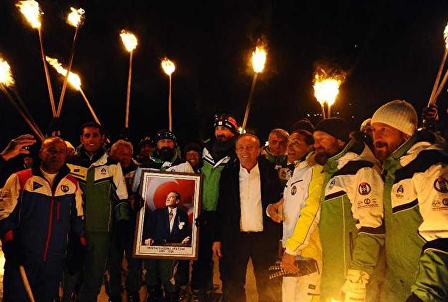 Şölen düzenlendi
Ağaoğlu My Mount Otelde 2 bine yakın akrabası için ikinci düğün organizasyonu gerçekleştiren Ali Ağaoğlu'na kayak pistinde kayak ve snowboard öğretmenleri tarafından meşaleli ve pankartlı görsel bir şölen düzenlendi.