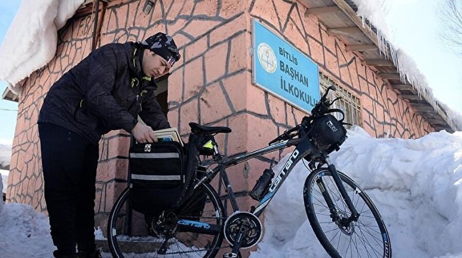 "Enerjimi çocuklardan alıyorum"
Enerjisini çocuklardan aldığını belirten Yücel, "Çocukların yüzündeki sevinç bana enerji veriyor. Pedalları daha güçlü çeviriyorum" diyor.