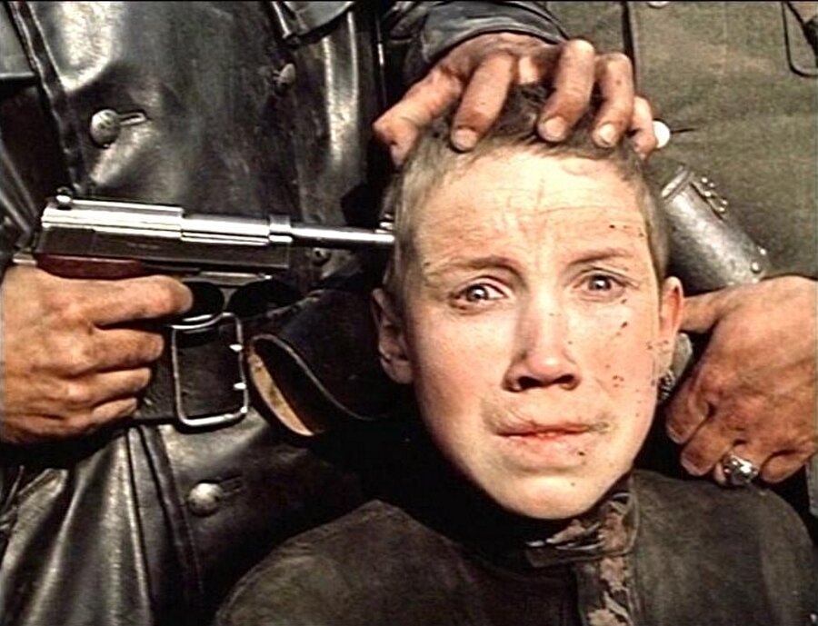 Gel ve Gör - Idi i smotri
1985 yapımı bir filmdir ve İMDB puanı 8.3 dir. Elem Klimov'un yönetmenliğinde, 1943 yılında Belarus'ta Naziler tarafından gerçekleştirilen vahşeti küçük bir çocuğun hikayesi üzerinden anlatan bir Sovyet filmidir. Filmin en can alıcı kısmı ise küçük çocuğun yolda gördüğü Hitler fotoğrafına ateş ettikçe, fotoğraftaki Hitler'in iktidara gelişinden gençliğine kadar yaşananların geri sarılması ve en sonunda Hitler'in bir bebek olarak görülmesiyle çocuğun ateş etmeyi bıraktığı ve gözünden bir damla yaşın süzüldüğü sahnedir.
Fragmanı izlemek için: