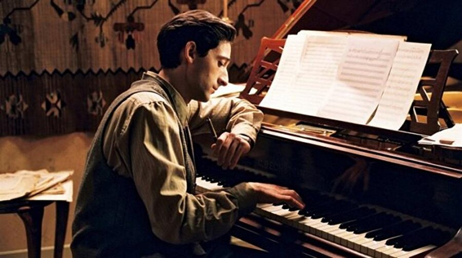 Piyanist - The Pianist
2002 yapımı ödüllü filmin IMDb puanı 8.5 dir. Wladyslaw Szpilman, savaş patlak verdiğinde 27 yaşındaydı ve Polonya'nın geleceği en parlak konser piyanistlerinden biriydi. Luftwaffe'de radyo istasyonu bombalandığında Chopin'in C minor Nocturne'yi çalıyordu.Tüm yahudiler gibi o ve ailesi de evlerinden çıkartılarak Varşova gettolarına sürülmüştü. Bu çok yetenekli genç adam yeni yaşamında karaborsacıların ve işbirlikçilerin eğlendiği barlarda çalmaya başlamıştır. İşte bu işbirlikçilerden biri onu ve ailesini ölüme götüren esir kampı trenlerinden birinden kurtarmıştır. Savaş fısıltıları, direnişçiler ve sürpriz bir Alman subayı sayesinde Szpilman savaşta hayatta kalmayı başarır. Ama yaşadıkları…
Fragmanı izlemek için: