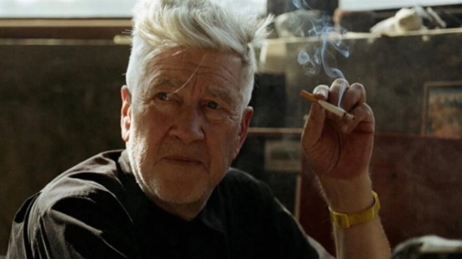 David Lynch: The Art Life 

                                    Yönetmenlik kariyerine 1960'lı yılların ikinci yarısında başlayan Lynch, özellikle '70'li ve '80'li yıllardaki işleriyle adını sinema tarihine altın harflerle yazdırdı. Bugün her biri birer beyaz perde şaheseri olarak nitelendirilen Eraserhead, The Elephant Man ve Blue Velvet filmleri sonrasında '90'larda Wild at Heart ve Lost Highway, 2000'lerde ise Mulholland Drive ve Darkened Room gibi unutulmaz filmlere imza atan usta yönetmenin çocukluğu, sinema merakının nasıl başladığı ve setlerde geçen hayatı şimdi David Lynch: The Art Life adlı belgeselin konusunu oluşturuyor. Jon Nguyen'in yönettiği belgesel, hem yönetmenin kendisi hem de bizzat Lynch tarafından “özel bir günlük” olarak tanımlanıyor.

Vizyon Tarihi: 24 Mart 2017

Fragmanı izlemek için: 
                                