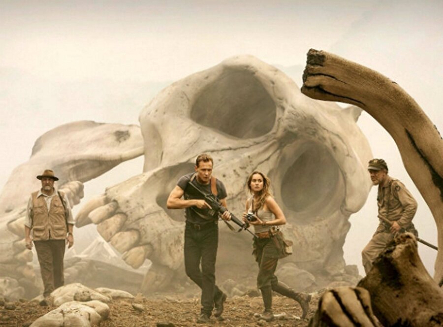 Kong: Kafatası Adası – Kong: Skull Island 

                                    1 970'li yıllarda bir grup uzman, Amerikan hükümetinin desteklediği bir keşif gezisi için Pasifik'te insan eli değmemiş bir adaya çıkmıştır. Ekibin lideri İngiliz James Conrad'dır (Tom Hiddleston). Onun yanında savaş fotoğrafçısı Weaver (Brie Larson), sözleşmeli asker Packard (Samuel L. Jackson) ve hükumet yetkilisi Randa (John Goodman) da vardır. Bu cennet gibi adada devasa bir yaratığın bölgesine girdiklerini ise çok geç farkedeceklerdir.

Vizyon Tarihi: 10 Mart 2017

Fragmanı izlemek için: 
                                