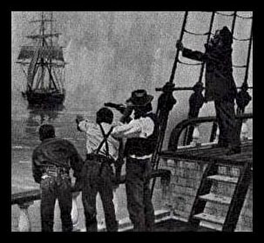 İsmi değişti uğursuzluğu aynı kaldı

                                    
                                    
                                    İsmi Mary Celeste olarak değiştirilen geminin başına esrarengiz olay da bu dönemde geldi. Tarihler 4 Aralık 1872'yi gösterdiğinde Atlantik Okyanusunda seyir halinde olan Dei Gratia isimli bir geminide bulunan mürettebat, yaklaşık 5 mil uzakta, rotadan çıkmış bir gemi fark ettiler. Gemide bir gariplik olduğunu sezen tecrübeli denizciler oraya doğru yaklaşmaya karar verdiler. Gemiye yaklaştıklarında “Mary Celeste” yazısını gören Dei Gratia'nın kaptanı bu gemiyi hemen hatırladı. Bir süre seslenmelerine rağmen gemiden ses gelmeyince Mary Celeste'nin üzerine çıktılar. Gördükleri manzara onları şok etti.

                                
                                
                                