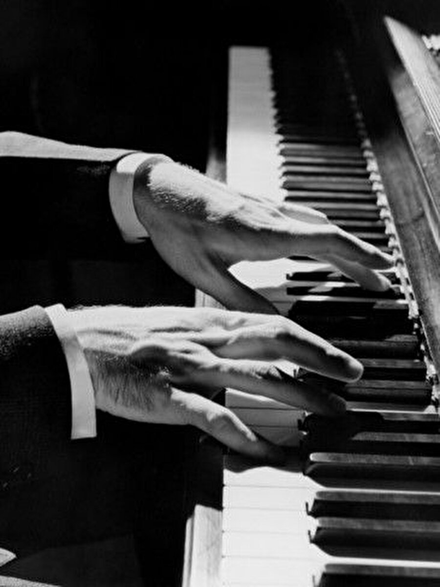 Enstürman çalmayı öğrenebilirsiniz
Bütün ölmeden önce yapılması gerekenler listelerinde karşımıza çıkan enstürman çalmayı öğrenmek maddesini internet aracılığıyla yapabilirsiniz. Peki neden enstürman çalmanız gerekir? Çünkü enstürman çalmayı öğrenmek bir kişinin hem fiziksel hem de zihinsel gelişimine katkı sağlar. Yapılan araştırmalar herhangi bir enstürman çalmanın beyin gücünü arttırdığını, hafızayı geliştirdiğini, sosyalleştirdiğini, kendine güvenmeyi öğrettiğini, sabırlı ve disiplinli olmayı tecrübe ettirdiğini kanıtlamıştır. Yani sizin anlayacağınız enstürman çalmak size ve çevrenizdekilere ciddi yarar sağlar. Çevrenizdekiler dememizin sebebi; etrafınızdaki insanların canlı müzik dinleyecek olmalarından dolayıdır. Enstürman çalmayı internette bulunan binlerce ders videosunu izleyerek ve bir o kadar sayıda olan metinleri okuyarak rahatça öğrenebilirsiniz. Piyanodan, gitara, saksafondan bağlama ve kemana kadar istediğiniz tüm enstürmanları internet aracılığıyla öğrenebilirsiniz.