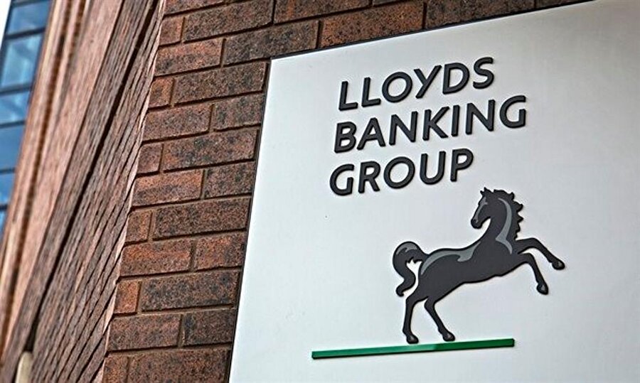 
                                    Brexit sonrası Lloyd Banking Group'un 6 aylık dönemlerle yaptığı araştırmanın sonuçlarına göre, yıllık gelirleri 1 milyon sterlinin altındaki şirketlerin gelecek 6 ayda yapmaları beklenen ortalama yatırım, temmuz ayındaki beklentilere göre %74 azalarak 22 bin sterlinin altına indi. Bu, şirketlere yatırım planlarının sorulmaya başlandığı 2015 yılından bu yana görülen en büyük düşüş oldu.
                                