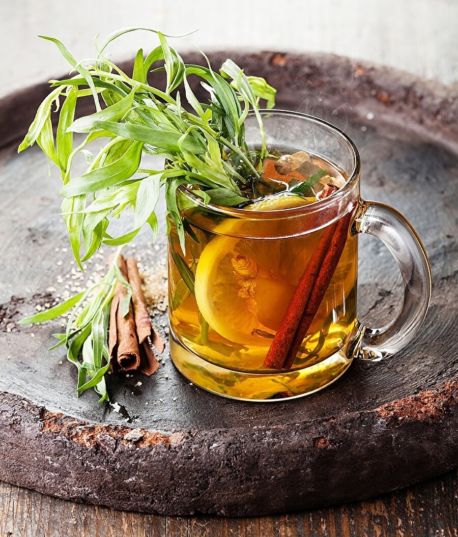 Çay olarak tüketilebilir
Salatalarda ya da yemeklerde tarhunu baharat olarak kullanmak istemiyorsanız bu faydalı bitkiyi çay olarak da tercih edebilirsiniz.