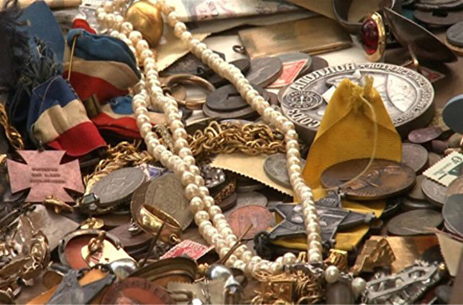 Mücevherlerle doluydu

                                    
                                    Gizli bölümün içinde mücevherler, elmaslar, antika paralar, madalyalar ve dahası vardı.
                                
                                