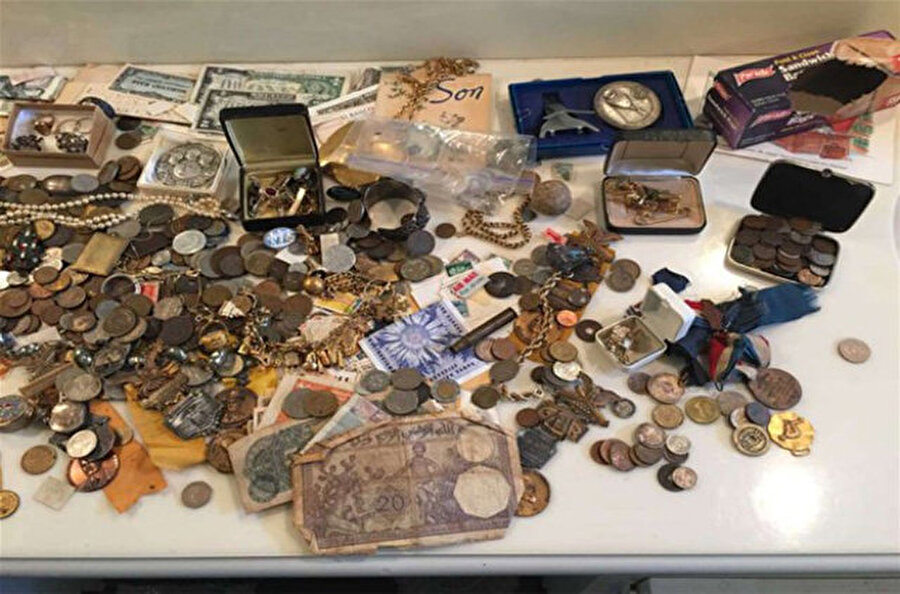 "Define sandığı"

                                    
                                    Şifonyerdeki gizli bölme, tıpkı bir define sandığını andırıyordu.
                                
                                