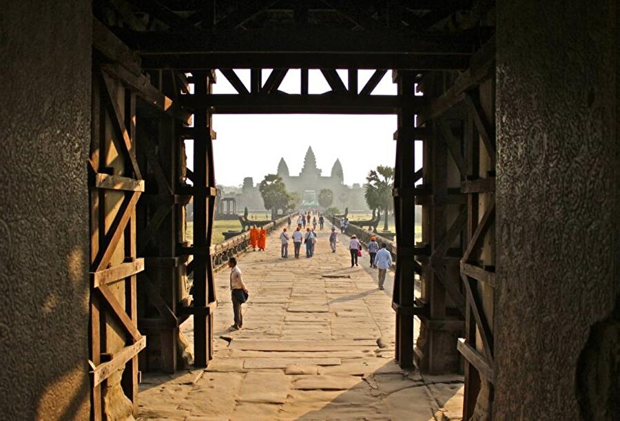 Kamboçya'daki Angkor Wat, büyük dış duvarlara sahiptir.