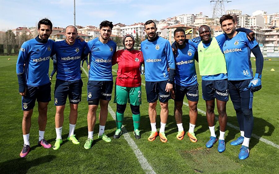 Futbol oynamaya başladı

	“En büyük hayalim Fenerbahçe'de futbol oynamak” diyen Azize Ay bu açıklamalarının ardından Diyerbekirspor Kadın Futbol Takımı ile anlaştı.
