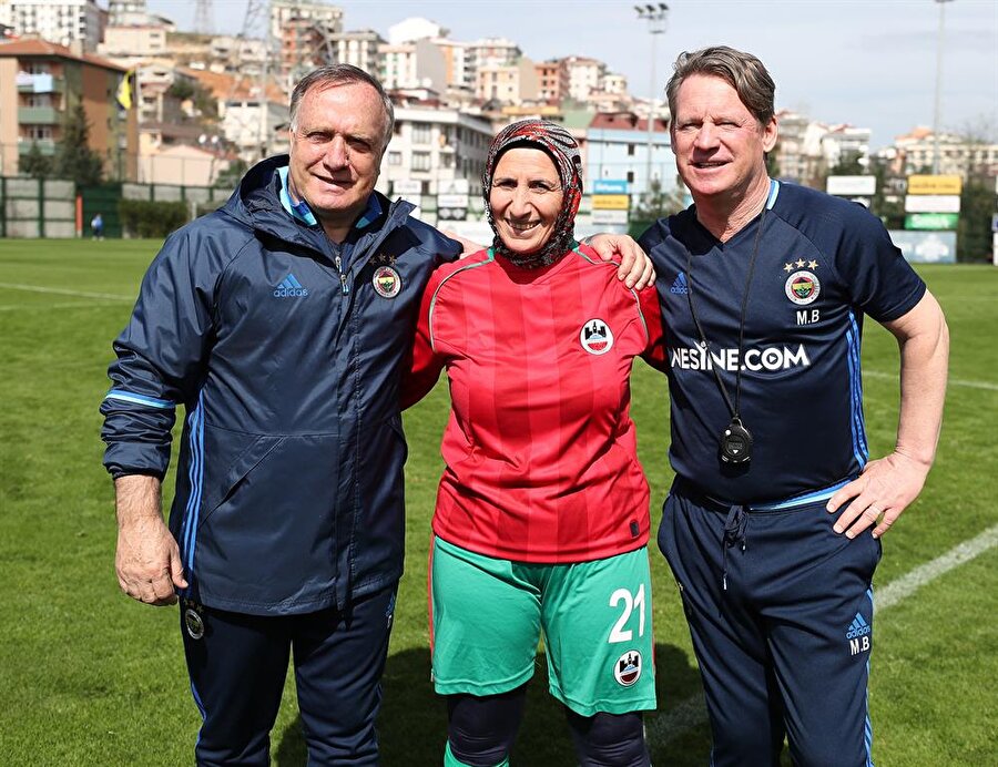Hayali gerçek oldu

	Lisansı çıkan ve 49 yaşında futbol oynamaya başlayan Azize Ay'ın Fenerbahçe hayali ise 8 Mart Dünya Kadınlar Günü'nde gerçek oldu.
