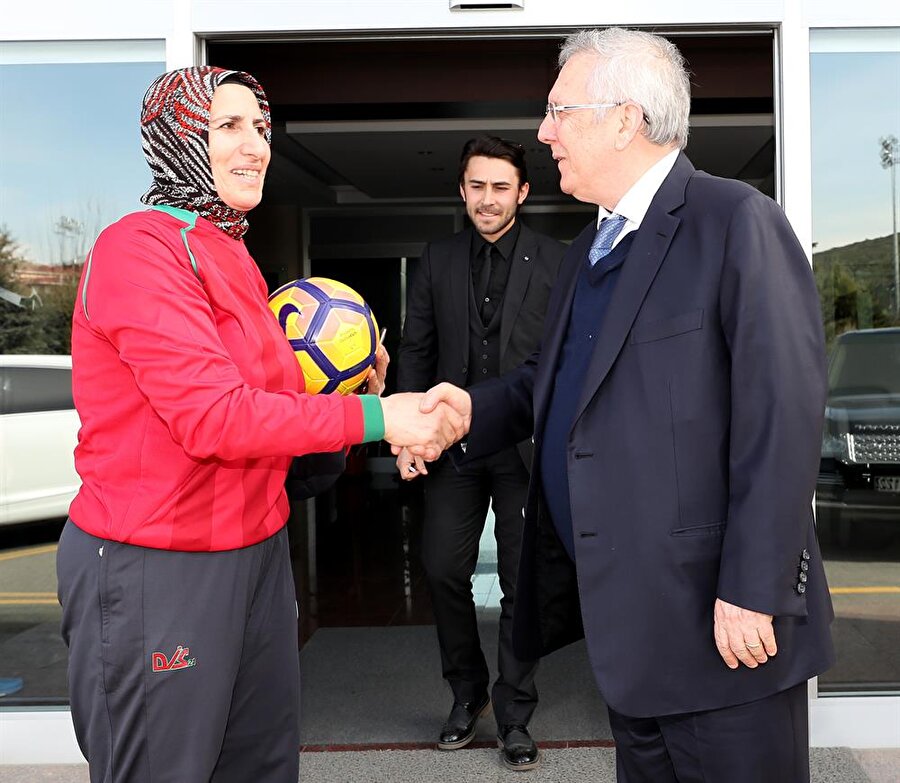Tesislere gitti

	Azize Ay, Fenerbahçe Can Bartu Tesisleri'nde başkan Aziz Yıldırım, futbolcular ve teknik heyetle tanıştı.
