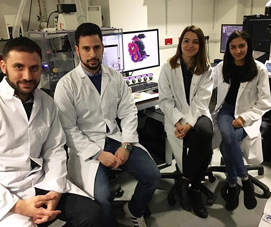 Akdeniz Üniversitesi Tıp Fakültesi Histoloji ve Embriyoloji Anabilim Dalı Araştırma Görevlisi Berna Sözen'in, Cambridge Üniversitesinde doğal bir ''fare embriyosuna'' çok benzeyen yapay bir yapı oluşturan ekipte yer aldığı bildirildi.