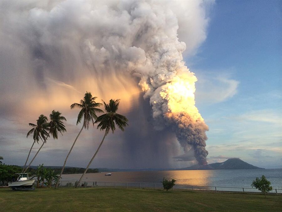 Aktif volkanik dağları bulunmaktadır

                                    Papua Yeni Gine'de birçok alçak adalar bulunmaktadır. Ülkenin toplam yüz ölçümü 463 bin kilometredir. Ülkede aktif volkanik dağ grubu bulunmaktadır. Bu volkanik dağlardan bir tanesi en son 1951 yılında şiddetli bir patlamayla lav püskürtmüştür.

                                