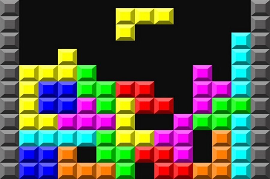 Tetris
Rus bilgisayar mühendisi Aleksey Pajitnov tarafından tasarlanan bulmaca oyunu olan Tetris, bir döneme damgasını vurmuştu. Oyun Aleksey Pajitnov'un çabaları ve Dmitri Pavlovski ile Vadim Gerasimov'un 1985 yılındaki yardımıyla Tetris'i Moskova Bilimler Akademisi'nde geliştirilmiştir. Bilgisayarlardan ziyade asıl olarak oyun için çıkarılmış olan oyun aletleriyle popüler olmuştur. Oyunun adı olan Tetris, çıkan aletlere de ismini vermiştir. Özellikle 90'lı yıllarda popüler hale gelen oyunu tasarlayan Pajitnov, oyunun ismini nümerik önek Tetra ile sevdiği spor olan tenisin birleşmesinden türetmiştir.

Tetris oyununun amacı, iki boyutlu olan oyun alanına yukarıdan düşen blokların denetimli bir şekilde düşmesini sağlayarak, arada hiç boşluk olmayacak şekilde yatay sıralar oluşturmaktır. Bloklar saat yönünde (veya bazı türlerinde saat yönünün tersine) döndürülerek ve yatay eksende sağa-sola hareket ettirilerek kontrol edilebilir. Her blok dört parçadan oluşmaktadır ve benzedikleri harflere göre adlandırılırlar. Bu harfler I, J, L, O, S, T ve Z'dir.

 Oyunun ilerleyen zamanlarda değişik versiyonları çıksa da oyundaki amaç / hedef değişmemiştir. Tetris'in birçok oyun konsolu için; örneğin Nintendo tarafından Tetris (Game Boy), Atari tarafından Tetris (Atari), Sega tarafından Puyo Puyo Tetris gibi yayınlanmış versiyonları mevcuttur.

Guinness rekorlar kitabına da giren oyun, kitaptaki verilere göre tüm zamanların en çok oynanan 6. oyunudur. İlk olarak SSCB'de piyasaya sürülen oyun daha sonra dünyaya yayılsa da neredeyse hiç para kazandırmaz çünkü komünizmin ve Sovyetler sisteminin doğası gereği onun ürettiği eser topluma ait kabul edilir. Ve böylece eseri bütün SSCB'de ve Doğu Bloğu ülkelerinde ücretsiz dağıtılır. Aleksey Pajitnov 1991 yılında ABD'ye göçü sonrası Henk Rogers ile Tetris Şirketini (Tetris Company) kurar. 1996 yılında Microsoft'ta çalışmaya başlar fakat 2005'te Microsoft'tan ayrılıp WildSnake Software'e geçer. Aleksey Pajitnov bugün o şirkette puzzle oyunları tasarlıyor.