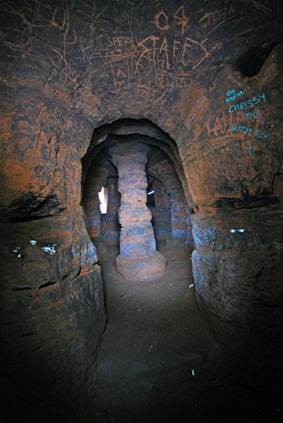 İngiltere'de yer alan bu mağaranın fotoğrafları Michael Scott tarafından çekilmiş.