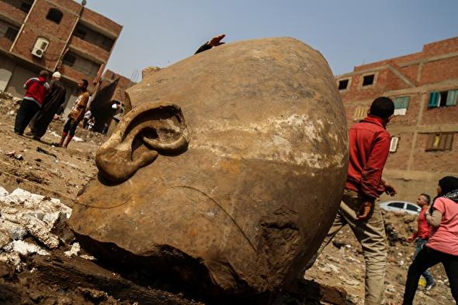 Afifi, 2. Ramses'e ait olduğu tahmin edilen diğer heykelin ise 8 metre uzunluğunda, kuvarsit taşından yapılmış ve zaman içinde epeyce yıpranmış olduğunu ifade etti.