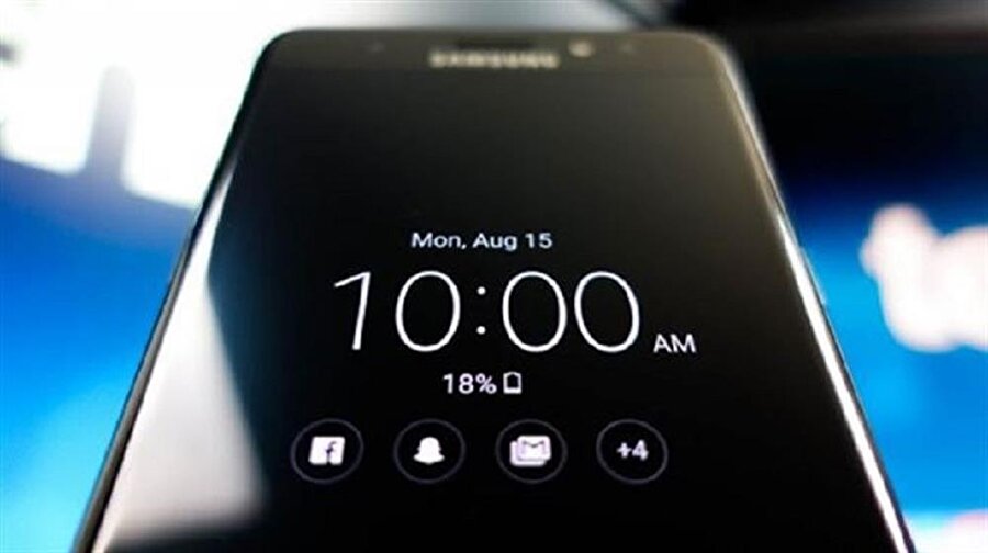 Kilit 0.1 saniyede açılabilecek!
Samsung'un Galaxy S serisinin en yeni üyesinde yüz tanıma teknolojisini hayata geçirebileceği konuşuluyor. Böylece kullanıcılar telefona yüz hatlarını bir kez tanımladığında kilit açma işlemlerini doğrudan bu yöntemle gerçekleştirebilecek. Elbette bu sistemin de belirli sınırları olacak. Yani eğer telefonu birden fazla kişi kullanıyorsa bunun için yüz tanımaya göre uygulamaların kullanım alanları yetkilendirmeyle sınırlandırılabilecek. 

Yüz tanıma teknolojisi için telefonda kullanılacak sensörün 0.1 saniye içerisinde algılama yapıp kilidi hızlıca açabileceği konuşuluyor. Dolayısıyla Samsung'un bu "hız" sebebiyle yüz tanıma teknolojisine yer vermesi kuvvetle muhtemel.