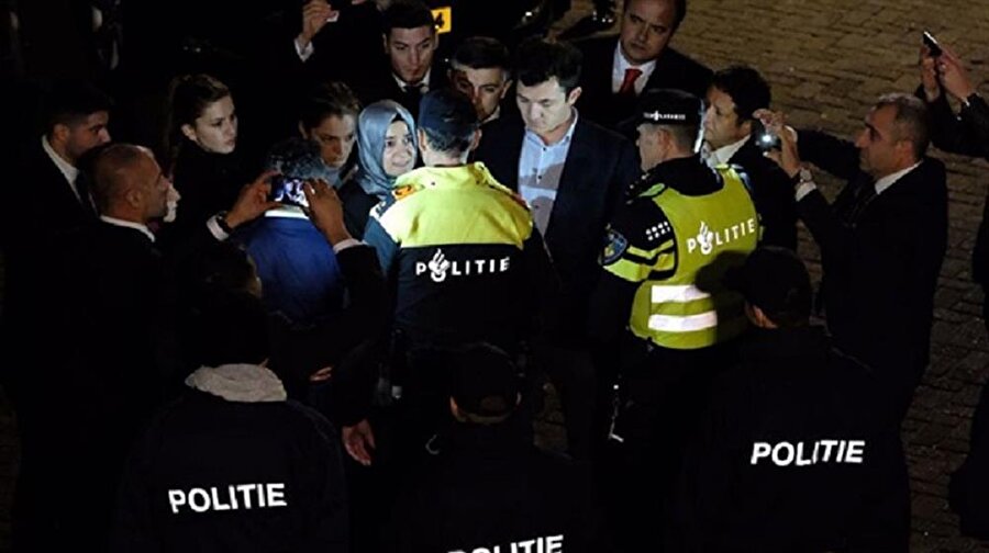 Hollanda polisi Bakan Kaya'yı aracından zorla çıkarttı