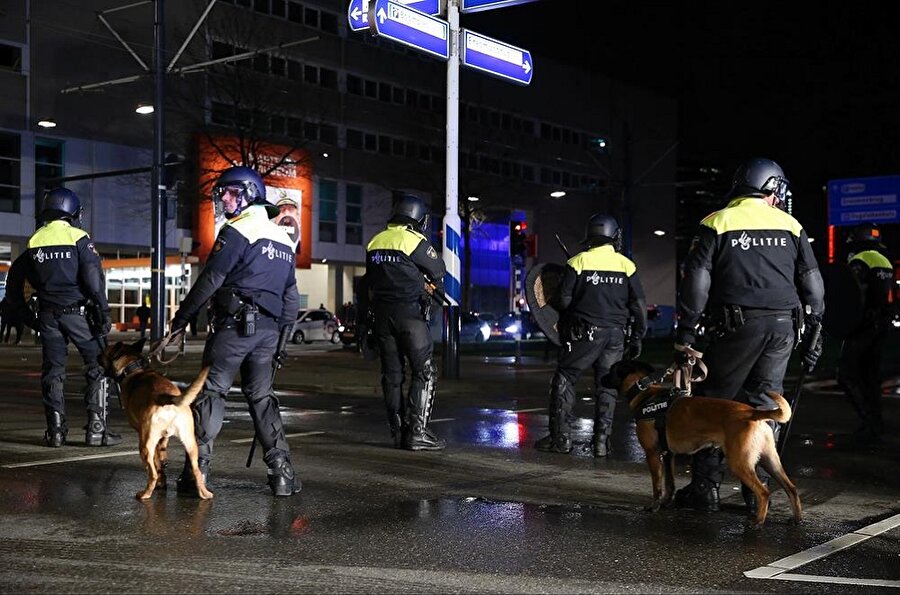 Faşizmin ne olduğunu merak edenler Hollanda polisini seyretti