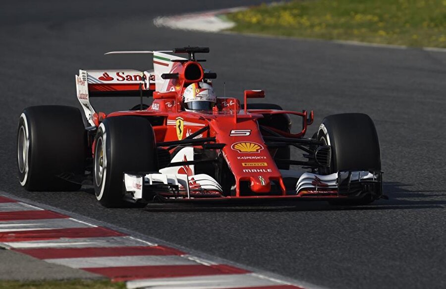 Ferrari'den yapılan açıklamada, Ferrari'nin kuruluşunun 70. yılına atıfta bulunularak, "Sf70H" adı verilen 2017 sezonu arabasının, Fiat Chrysler Automobiles ve Ferrari Üst Yöneticisi (CEO) Sergio Marchionne'nin de katıldığı özel bir etkinlikle tanıtıldığı duyuruldu.