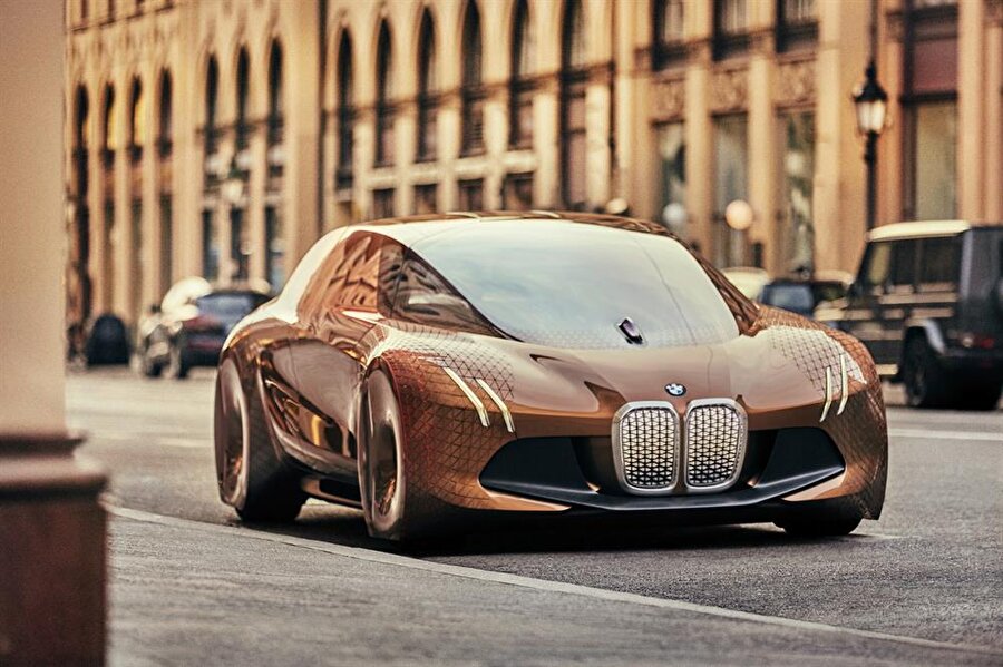 BMW Vision
Geleceğin mobilite anlayışına yönelik bir otomobil olarak lanse edilen Vision Next 100'ün renk değiştirme ve diğer araç ile yayalarla etkileşim kurabilme özelliklerine sahip olacağı varsayılıyor.
