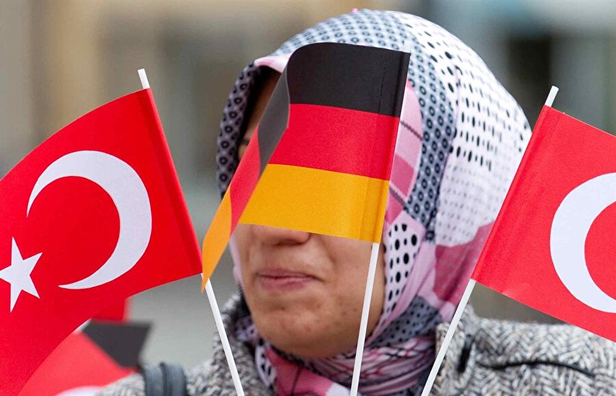 Almanya: Avrupa'da en fazla Türkün yaşadığı ülkede 1.411.198 seçmen bulunuyor ve AK Parti %59,70​ oy oranıyla birinci parti.

                                    
                                    
                                    
                                    
                                    
                                
                                
                                
                                
                                