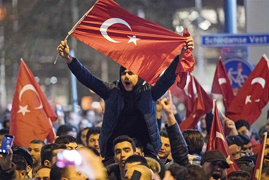 Hollanda: Avrupa'daki faşist uygulamaların boy gösterdiği son ülke Hollanda'da 245.523 Türk seçmen bulunuyor. Ülke, %69,66 ile AK Parti'nin en fazla oy çıkardığı ülkeler arasında.

                                    
                                    
                                    
                                    
                                    
                                
                                
                                
                                
                                