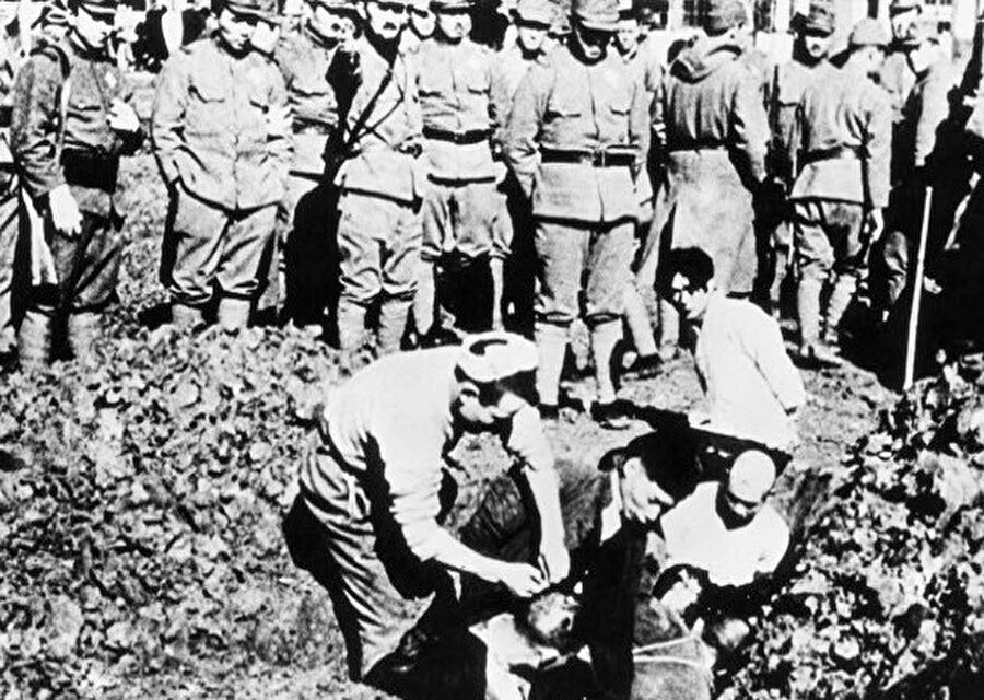 Çocukların bedenlerini bile kullandılar
Tarihin en ağır katliamlarından biridir, Nanjing... Japon askerleri altı hafta boyunca Çinli sivilleri Nanjing şehrinde katletti. Üç yüz binden fazla Çinlinin öldüğü katliamda yaklaşık 80 bin kadın ise tecavüze uğradı. Bu katliamda hayatını kaybedenlerin birçoğu 731. Birim'in deneği oldu. 

