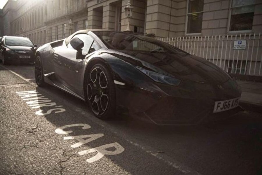İngiltere'nin Cheltenham kasabasında 22 yaşında bir çocuk, 250 pound (1.1 milyon TL) değerindeki Lamborghini marka aracını, belediye başkanının park alanına çekince kesilen cezadan da kurtulamadı.

                                    
                                    
                                    
                                
                                
                                