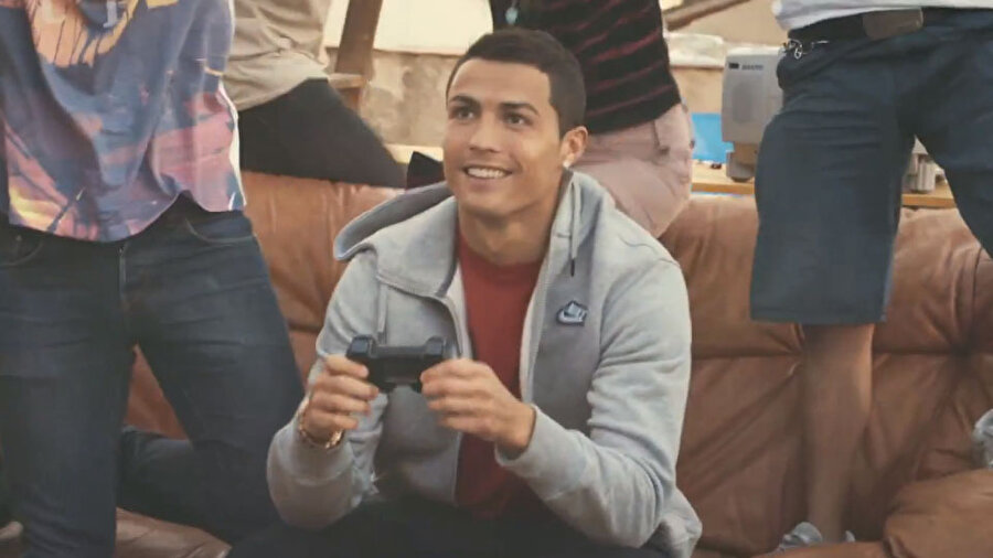 Cristiano Ronaldo

                                    
                                    
                                    
                                    
                                    Ronaldo tam bir Playstation sevdalısı. Öyle ki söylentilere göre acil durumlar için çantasında ve arabasında yedek Playstation bulunduruyor. Ancak hangi oyunu en fazla oynadığı bilinmiyor.
                                
                                
                                
                                
                                