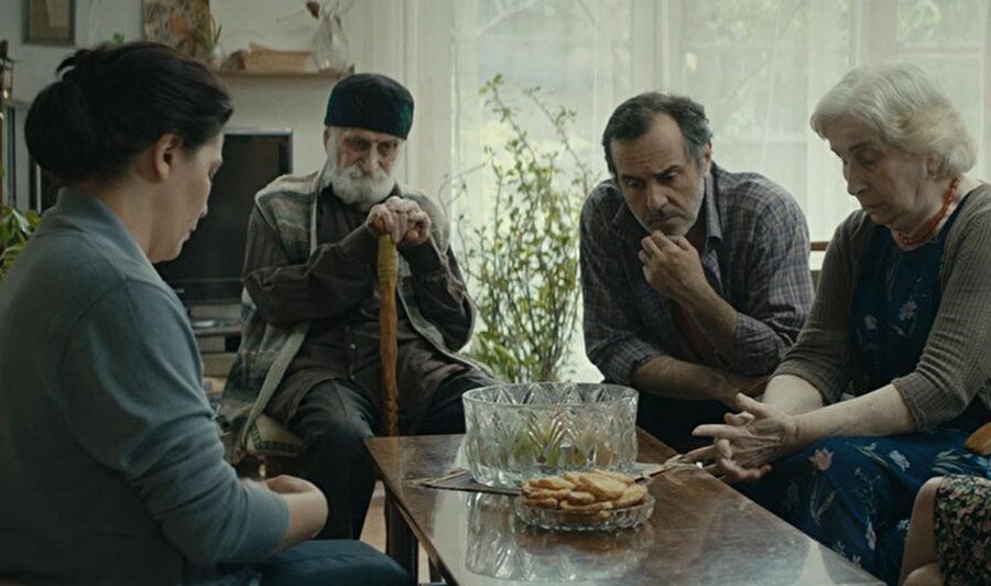 ALTIN LALE ULUSLARARASI YARIŞMASI

                                    
                                    
                                    
                                    
                                    
                                    
                                    
                                    
                                    
                                    
                                    
                                    
                                    
                                    
                                    
                                    İstanbul Film Festivali'nin Uluslararası Yarışma bölümünde festivalin büyük ödülü olan Altın Lale Uluslararası Yarışma bölümünde 11 ülkeden 13 film yarışıyor.

İKSV'nin eski yönetim kurulu başkanı ve İstanbul Film Festivali'nin kurucularından Şakir Eczacıbaşı anısına verilen Uluslararası Altın Lale Ödülü, bu yıl da 
Eczacıbaşı Topluluğu tarafından 25.000 avroluk para ödülüyle destekleniyor. 

Reha Erdem başkanlığındaki Uluslararası Altın Lale jürisinde yönetmen Syllas Tzoumerkas, senarist ve yapımcı Katayoon Shahabi, sinema yazarı Boyd Van Hoeij ve yönetmen Gabe Klinger yer alıyor.


Altın Lale Uluslararası Yarışma bölümünde yer alan filmler:

1. Bu Ülke Bizim / This is Our Land
 / Lucas Belvaux (Fransa-Belçika)
2. Benim Mutlu Ailem / My Happy Family / Nana Ekvtimishvili, Simon Gros (Gürcistan-Almanya-Fransa)
3. Duvarlar Arasında / In Between / Maysaloun Hamoud (İsrail)
4. Elleri Olmayan Kız / The Girl Without Hands / Sébastien Laudenbach (Fransa)
5. Cinsler / Weirdos / Bruce McDonald (Kanada)
6. Lady Macbeth / William Oldroyd (İngiltere)
7. Zer / Kazım Öz (Türkiye-Almanya)
8. Ornitolog / The Ornithologist / João Pedro Rodrigues (Portekiz-Fransa-Brezilya)
9. Manifesto / Julian Rosefeldt (Almanya-Avustralya)
10. 93 Yazı / Summer 1993 / Carla Simon (İspanya)
11. Ev / Home / Fien Troch (Belçika)
12. Kasting / Casting / Nicolas Wackerbarth (Almanya)
13. Hayvanlar / Animals / Greg Zglinski (İsviçre-Avusturya-Polonya)
                                
                                
                                
                                
                                
                                
                                
                                
                                
                                
                                
                                
                                
                                
                                
                                