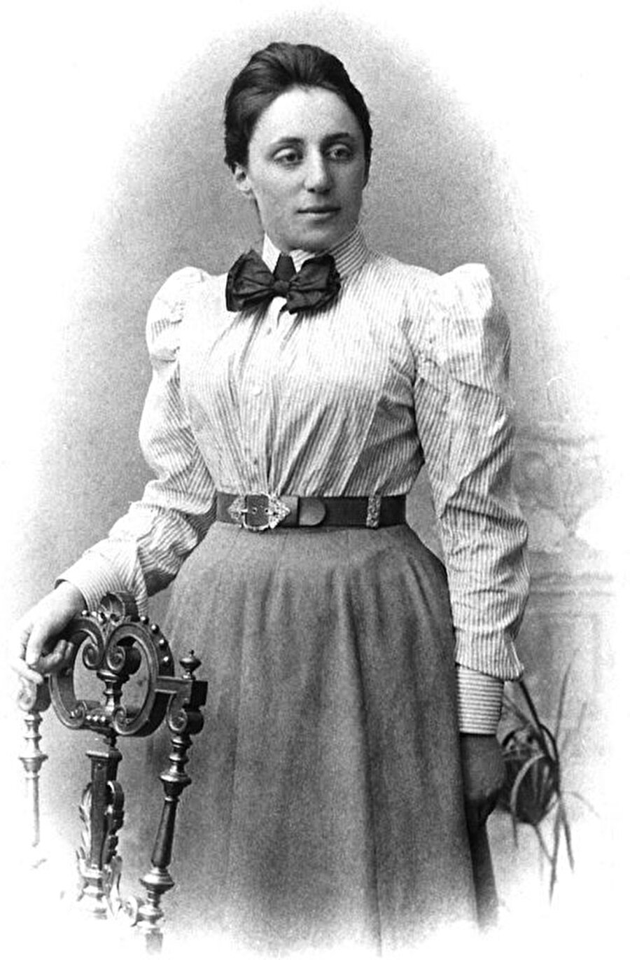 Matematikçi; Emmy Noether
Cebir, halka ve alan teorilerinde devrim yapan bir matematikçidir.
(Yararlanılan kaynaklar: viralnova.com ve wikipedia.org)

