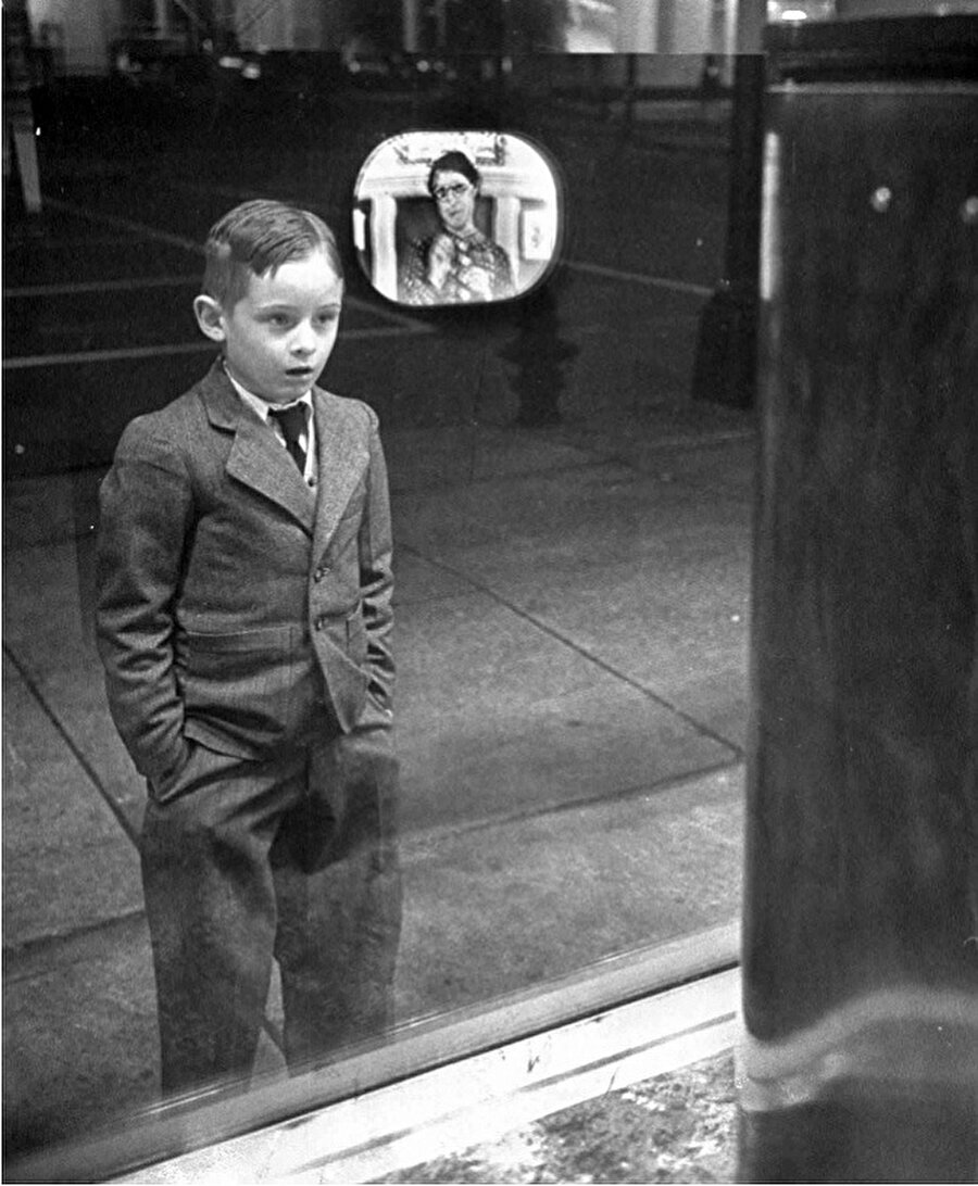1948 / Küçük çocuk mağaza vitrininde ilk kez televizyonla karşılaşmış
