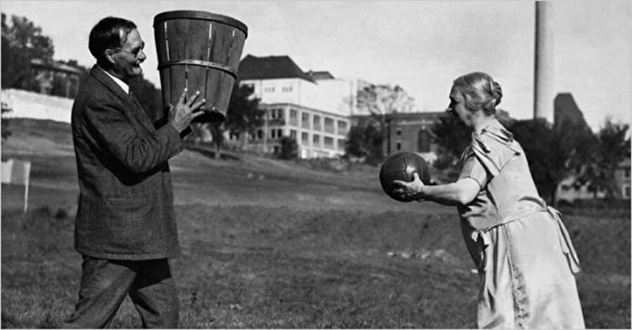 Basketbolu icat eden James Naismith ve eşi
