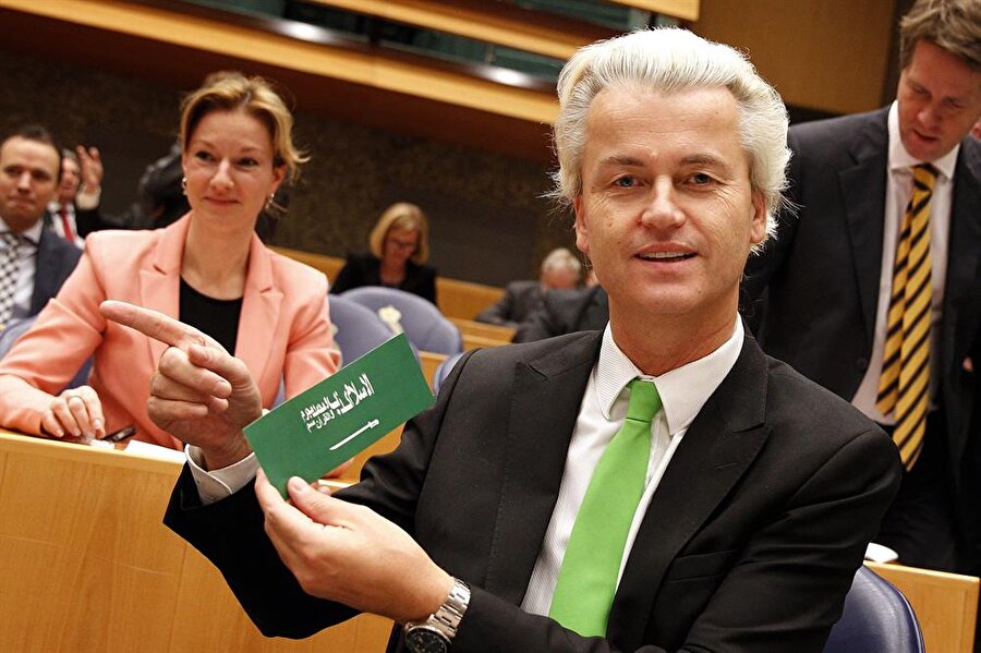 HOLLANDA - Geert Wilders
Yarın genel seçimlerin yapılacağı Hollanda'da ise Irkçı lider Geert Wilders'ın önderliğindeki Özgürlükler Partisi'nin (PVV) birinci olma ihmali bir hayli yüksek.

PVV 2006'daki genel seçimde yüzde 5.9, 2012'de ise yüzde 10.1 oy almıştı. Özellikle Türkiye ile Hollanda arasında yaşanan gerilim, seçimler öncesinde mülteci karşıtı tutucu partilerin oyunu arttırdı.

Hollanda Başbakanı Mark Rutte'nin partisi 150 koltuklu parlamentodaki koltuk sayısını 3 arttırarak 27'ye yükseltti. Wilders'in Özgürlük Partisi ise son ankete göre koltuk sayısını 2 arttırarak 24'e yükseltti.

Irkçı lider Wilders, Türkiye'deki 15 Temmuz darbe girişiminin başarısız olmasına 'üzüldüğünü' söylemişti. Wilders'ın 2017'deki seçim vaatleri arasında ise camilerin kapatılması, İslam'ın kutsal kitabı Kur'an'ın yasaklanması ve İslami okulların kapatılması da yer alıyor.


