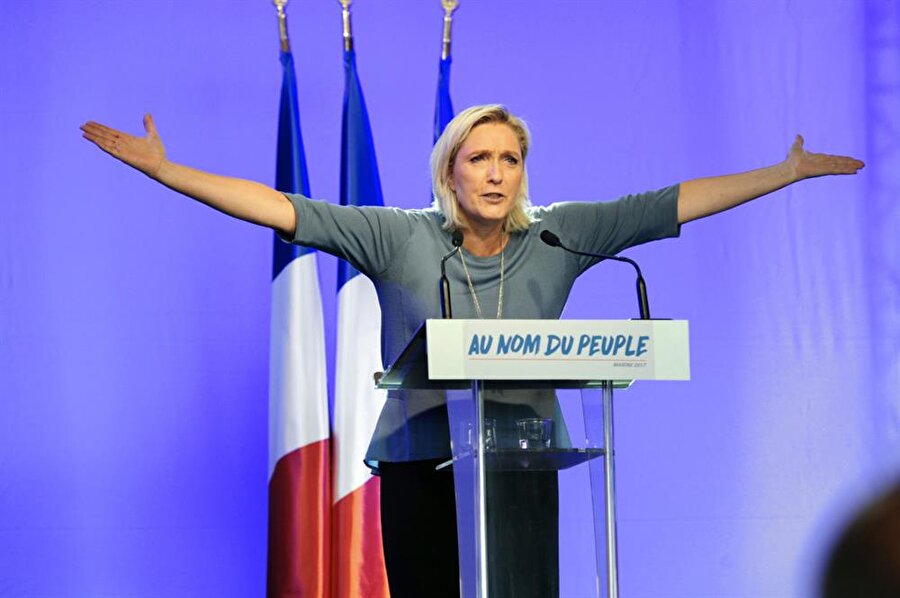 FRANSA - Marine Le Pen
Fransa'da ilk turu 23 Nisan, ikinci turu 7 Mayıs'ta yapılacak olan iki turlu cumhurbaşkanlığı seçimlerinde Ulusal Cephe'nin (FN) lideri Marine Le Pen hızlı bir yükselişe geçti.

Yapılan anketlere göre Fransa'nın Avrupa Birliği'nden (AB) ayrılması gerektiğini savunan Le Pen, yaklaşık yüzde 25'lik bir oranla seçimlerin ilk turunu birinci bitirebilir.

Euro para biriminin Fransa, İtalya ve İspanya'nın sanayisini olumsuz etkilediğini savunan Le Pen, "Artık dostça ayrılmanın zamanı geldi. Avrupa Sözleşmesinin tamamına ilişkin müzakereler öngörüyoruz. Sonrasında ise Frexit referandumu." dedi.
