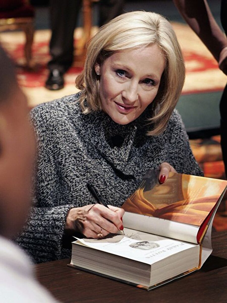 J.K. Rowling
Günümüzde en önemli edebiyatçılardan birisi olarak gösterilen Rowling, 1965 yılında Chipping Sodburry'de doğdu. Tüm dünyada milyonlarca okura sahip olan Harry Potter serisinin yazarı olan Rowling bir trende aklına gelen bu kitapları sayesinde içinde bulunduğu parasal sıkıntılardan kurtularak İngiltere'nin sayılı zenginleri arasına da girmiştir. Günümüzde Harry Potter'ın farklı alanlarda uyarlamalarına yardımcı olan Rowling'in Harry Potter serisi dışında yazdığı 4 kitabı bulunmaktadır. 