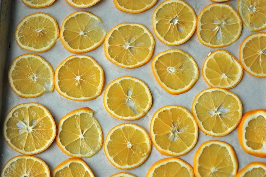 Cilt bakımı
Limon suyu, cilt bakımı için son derece önemlidir. Limon suyu; güneş yanığı ve böcek ısırıklarının ağrılarına iyi gelir. Aynı zamanda limon suyunu akne, siyah nokta ve egzama tedavisinde rahatlıkla kullanılabilir.