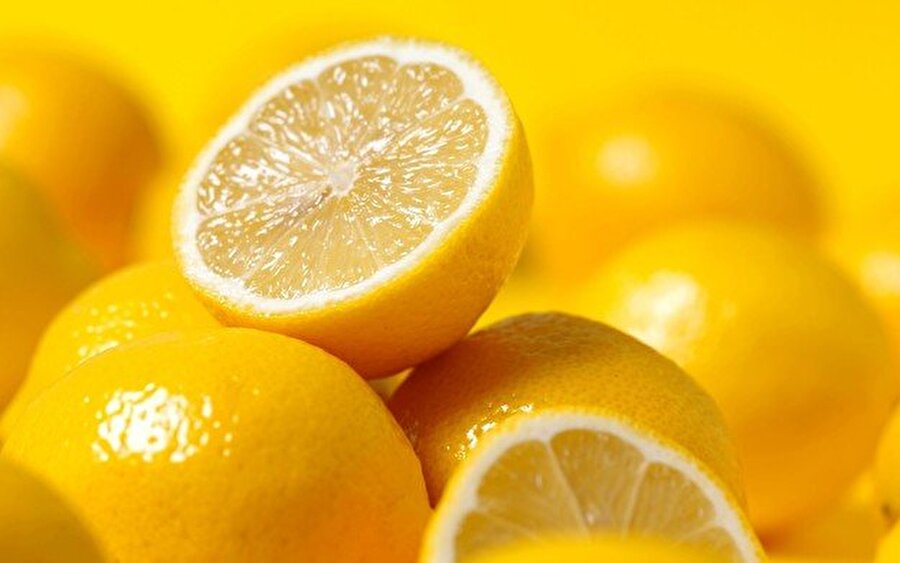 Solunum yolu hastalıklarına iyi gelir
Bronşit, bademcik iltihabı, larenjit ve astım rahatsızlıkları olanlar limonu güvenle kullanabilir. C vitamini kaynağı olan limon astım ataklarının sıklığını azaltır.