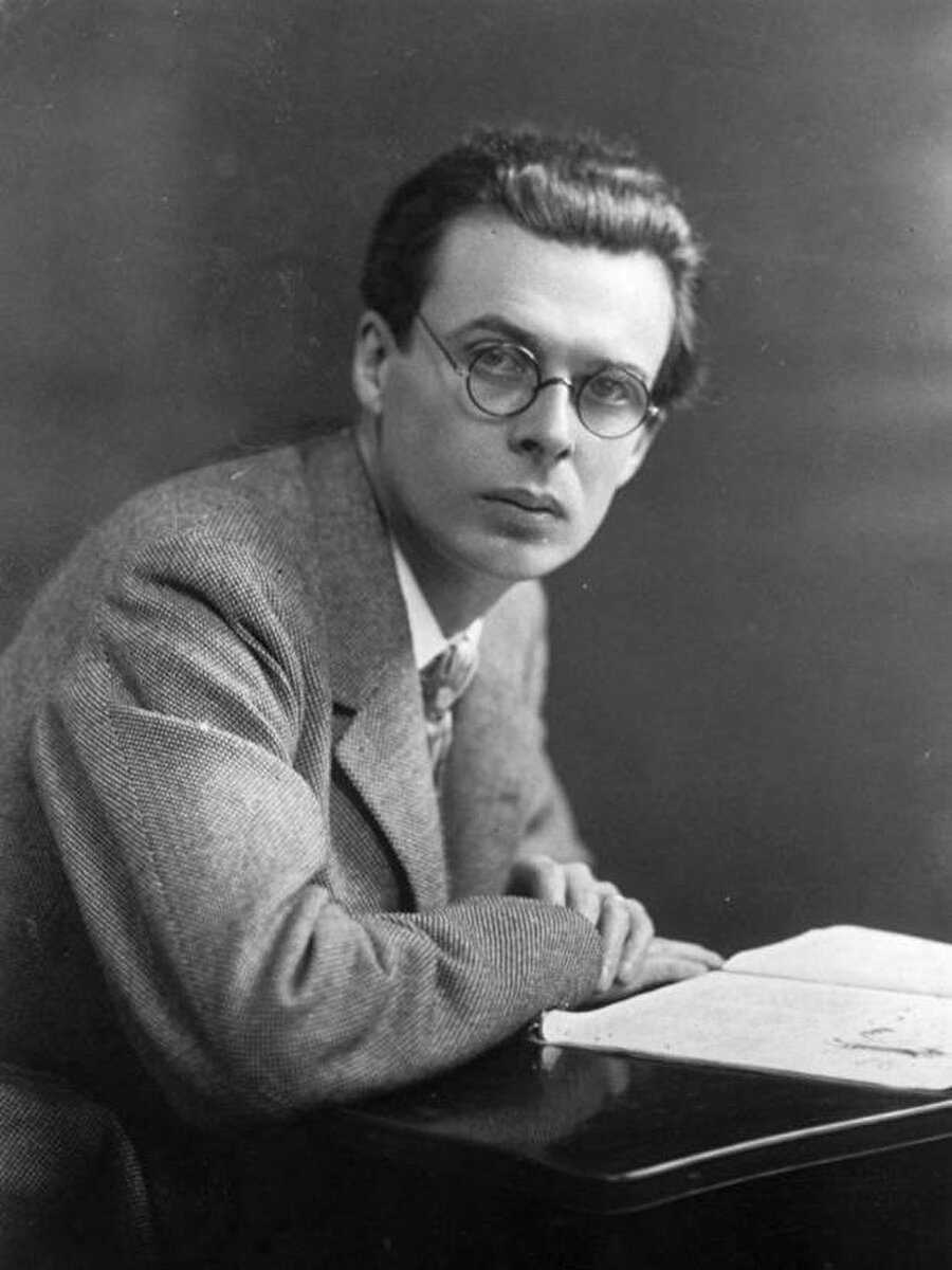 Aldous Huxley

                                    
                                    1894 yılında Godalming'de dünyaya geldi. Çok sayıda bilim insanı ve sanatçı yetiştiren ünlü bir aile olan Huxley ailesinden gelen Aldous Huxley, üniversitede okuduğu sıralarda kör olma tehlikesiyle karşı karşıya kalınca okulu bırakmak zorunda kaldı. Sonrasında bu tehlikeyi atlatması sonucunda başka bir okulda eğitimini tamamladı. Roman ve denemeleriyle ünlenen Huxley bunun dışında kısa hikayeler, şiir, gezi yazıları gibi birçok alanda da eserler kaleme aldı. Huxley'e ününü distopya türünün en başarılı örneği olarak gösterilen Cesur Yeni Dünya isimli romanı getirmiştir. İnsanın hayal gücünün sınırlarını zorlayan bu roman 26. Yüzyılda geçer. 

                                
                                