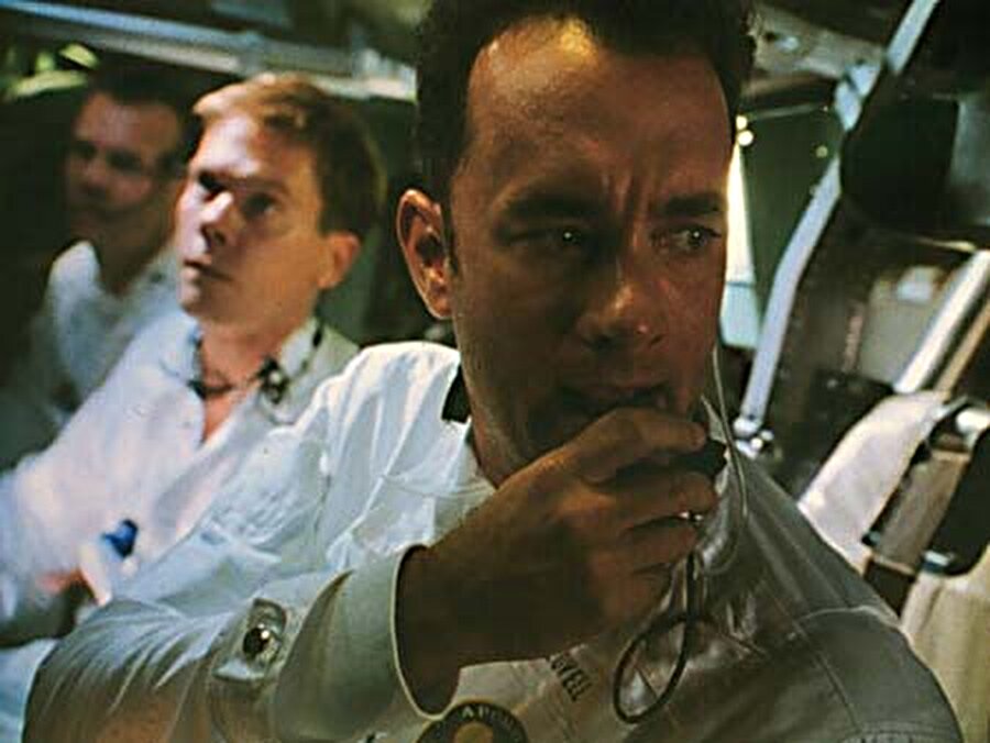 Apollo 13

                                    Başrolünü Tom Hanks'in oynadığı bu film heyecandan nefesinizin kesilmesine yol açacak. 1995 yılında Ron Howard'ın yönetmenliğinde çekilen bu film ABD'nin "en başarısız başarı" olarak tanımladığı NASA'nın yürüttüğü uzay görevlerinden birisine çıkmış olan Apollo 13 isimli uzay gemisinin içinde yaşananları konu alır. Apollo 13, üç mürettebatıyla beraber Ay'a doğru ilerlerken oksijen tanklarından birisinin patlaması sonucunda temiz hava ve güç sıkıntısı çekmeye başlar. Uzay gemisinde meydana gelen hasardan ötürü ölümle baş başa kalan Apollo 13 ekibi ve onları kurtarmaya çalışan NASA çalışanlarını konu alan heyecan dolu bu filmi izlerken kalbiniz küt küt çarpacak.

                                