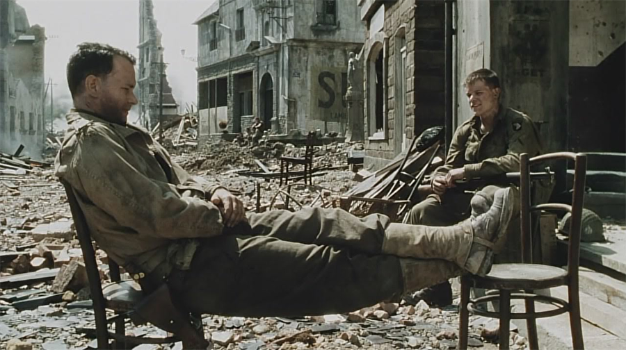 Er Ryan'ı Kurtarmak

                                    Usta yönetmen Steven Spielberg'in yönettiği bu film 1999 yılında gösterime girdi. Başrolünde Tom Hanks'in bulunduğu Matt Damon, Adam Goldberg, Bary Pepper, Vin Diesel gibi usta oyuncuları da kadrosunda barındıran Er Ryan'ı Kurtarmak, muhteşem bir savaş filmi olarak karşımıza çıkar. ABD'nin Nazilere karşı yaptığı Normandiya Çıkartması'ndan esinlenerek yapılmıştır. 2. Dünya Savaşı'nda 3 kardeşi savaş sırasında farklı cephelerde ölen ve bundan dolayı ABD ordusunun ailesine geri göndermesini istediği asker olan 4. kardeşin kurtarılmasını konu alır. İzleyiciler tarafından tam not alan bu film gişede 481 milyon dolardan fazla hasılat elde etti. 

                                