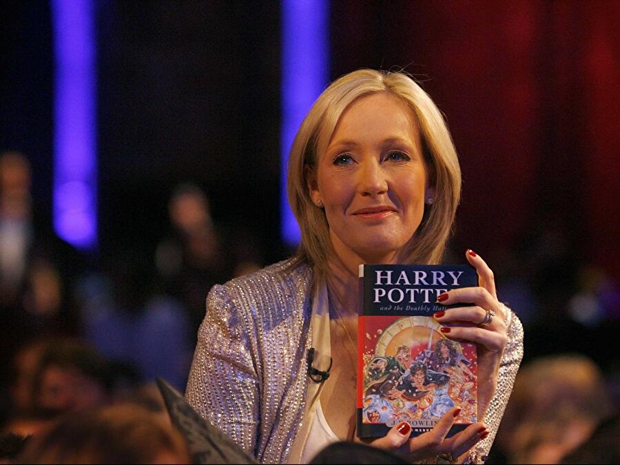 Rowling, Datome’nin ‘onunla tanışmak için tek şansım bu’ sözlerine ‘benimle tanışmak için kimsenin kafasında şimşek gibi bir yara açılmasına gerek yok” şeklinde karşılık verdi.
