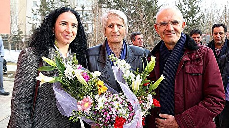 "Efsane öğretmen"

                                    73 yaşındaki emekli öğretmen Mukaddes Coşkun, 35 yıl Erzurum Lisesi'nde görev yaptı. Disiplininin yanı sıra, öğrencilerine gösterdiği sevgi, onu Erzurum Lisesi'nin "Efsane öğretmeni" yaptı.<br>
                                