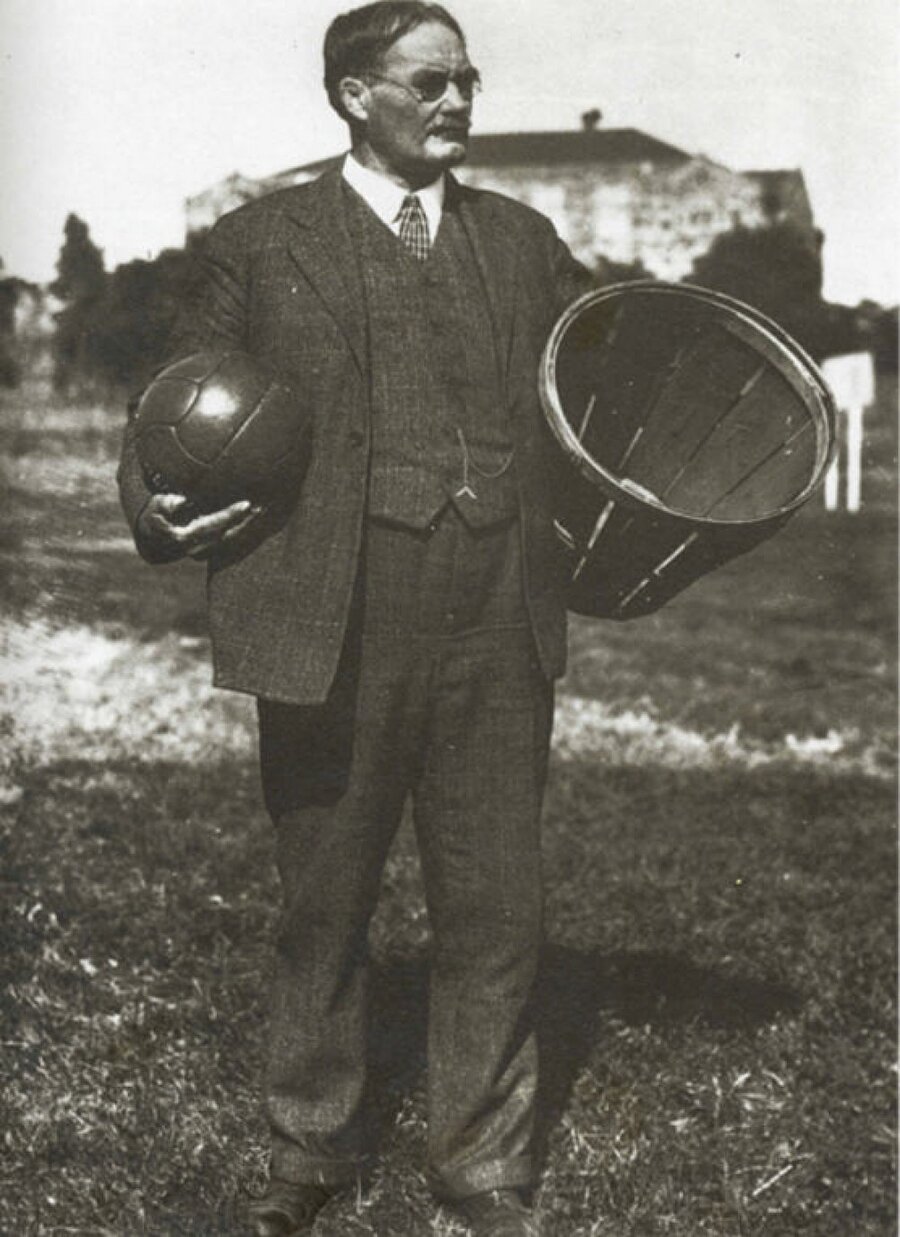 Spordan vazgeçmedi

                                    Bir yandan futbol oynayan James Naismith bir yandan da üniversite eğitimini sürdürüyordu. 
                                