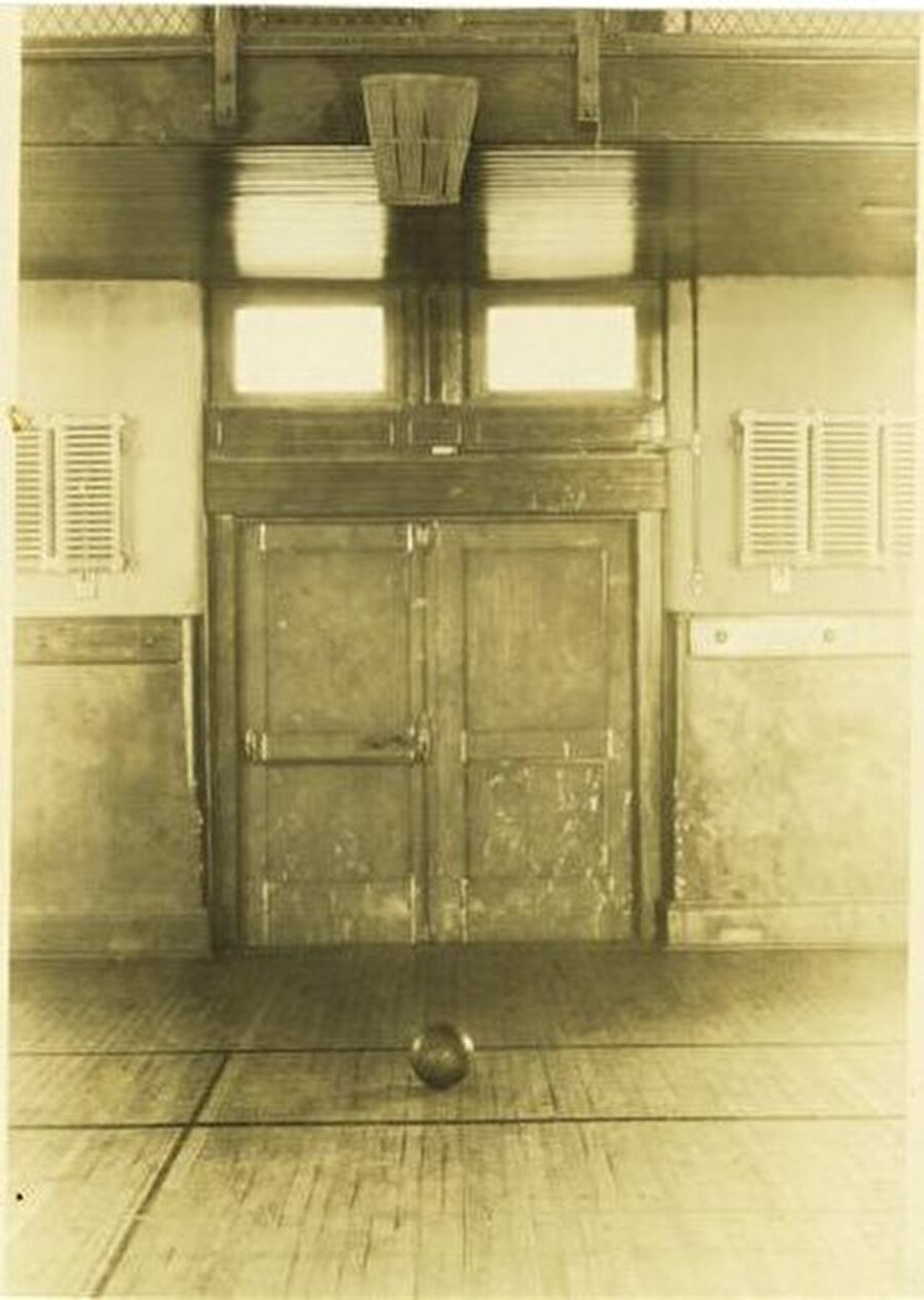 13 temel kural belirledi

                                    Naismith icat ettiği yeni sporu 'Basket Ball" olarak adlandırdı. 21 Aralık 1981'de Naismith basketbolun 13 temel kuralını Springfield Koleji'nin spor salonuna astı. 
                                