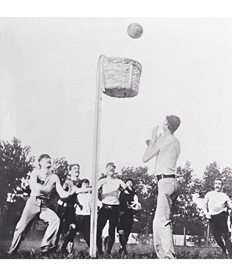 Futbol topuyla oynanıyordu

                                    Basketbol önceleri futbol topuyla, 9'ar kişilik takımlar halinde oynanıyordu. 
                                
