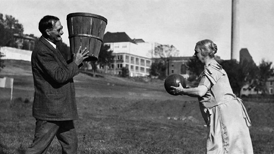 Eşi, en büyük destekçisi oldu

                                    Basketbolu icat eden Naismith'in söz konusu süreçte en büyük destekçisi eşi olmuş.
                                